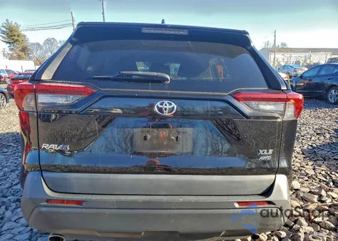 2021 Toyota Rav4 Xle z USA, uszkodzony, nr VIN 2T3P1RFV2MC227664